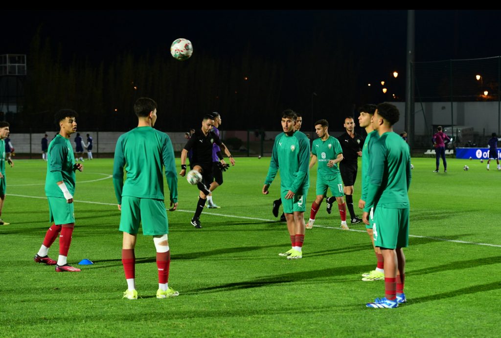 تعادل المنتخب الوطني لاقل من 20 سنة بنتيجة هدف لمثله في المباراة الودية التي جمعته مساء يومه الخميس 21 مارس 2024 بالمنتخب الانجليزي . وتدخل المباراة التي أقيمت بالمركب الرياضي الأمير مولاي الحسن بمدينة الرباط في إطار استعدادات المنتخب الوطني لاقل من 20 سنة للاستحقاقات المقبلة. وسجل هدف المنتخب الوطني في هذه المباراة اللاعب جيي بيلي بالخطأ في مرماه في الدقيقة 42. وسيخوض المنتخب الوطني مباراة ودية ثانية وذلك الثلاثاء المقبل وستجمعه بالمنتخب الأمريكي