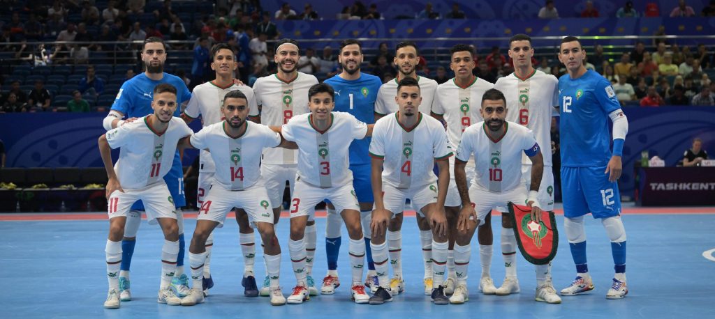 يواجه المنتخب الوطني لكرة القدم داخل القاعة، نظيره الإيراني، وذلك يوم الخميس 26 شتنبر 2024، بداية من الساعة الخامسة والنصف عصرا بالتوقيت المحلي ( الواحدة والنصف ظهرا بالتوقيت المغربي). وتدخل المباراة التي ستحتضنها قاعة المجمع الرياضي بوخارى بمدينة بوخاري، في إطار ثمن نهاية كأس العالم التي تحتضنها أوزبكستان إلى غاية يوم الأحد 6 أكتوبر 2024. وكان المنتخب الوطني لكرة القدم داخل القاعة، قد تأهل لثمن نهاية كأس العالم بعدما احتل المركز الثاني في المجموعة الخامسة برصيد ست نقاط جمعها من فوزين وهزيمة، بينما صعد المنتخب الإيراني، لهذا الدور بعدما تصدر المجموعة السادسة برصيد تسع نقاط من 3 انتصارات.