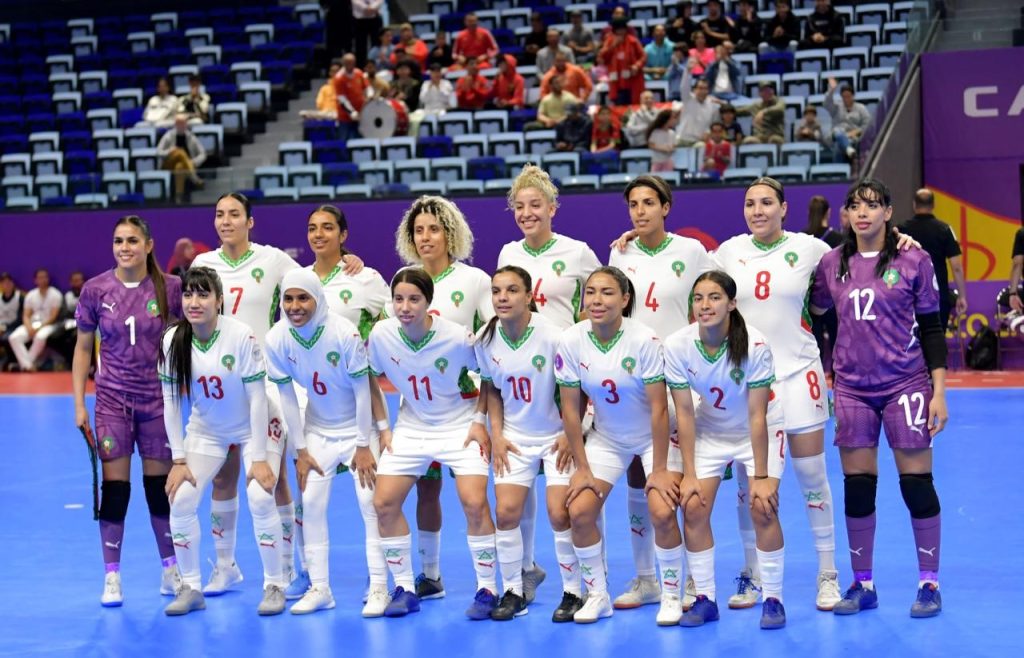 واصل المنتخب الوطني النسوي لكرة القدم داخل القاعة نتائجه الإيجابية في منافسات كأس إفريقيا للأمم، وتمكن من حجز بطاقة التأهل إلى دور نصف النهائي، بعد تحقيقه لفوزين متتاليين في دور المجموعات.