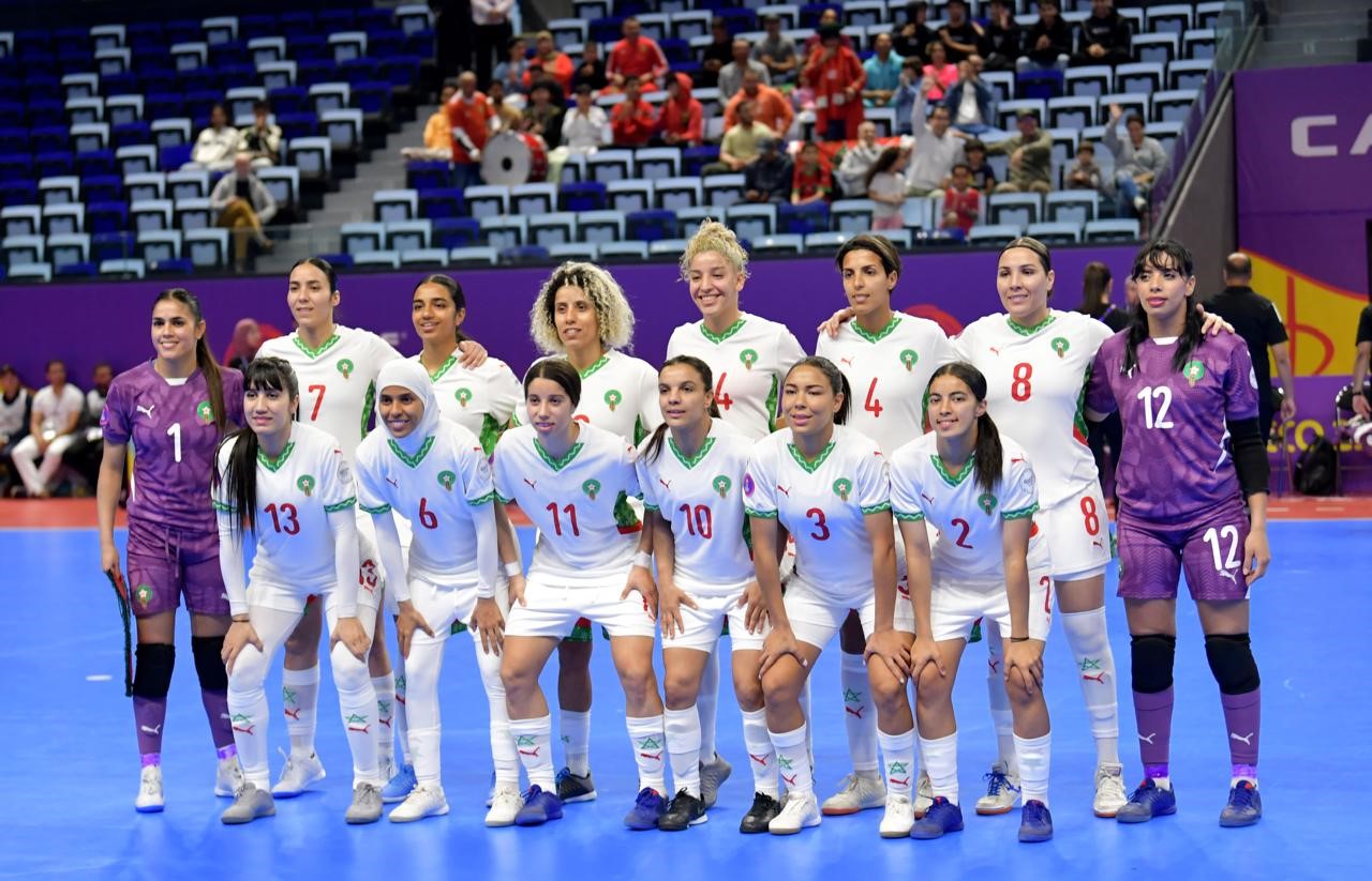  تأهل المنتخب المغربي لكرة القدم داخل القاعة للسيدات لنهائي كأس أمم إفريقيا ولكأس العالم المقبل، عقب فوزه على نظيره الأنغولي بنتيجة خمسة أهداف لهدف واحد، في المباراة التي جمعتهما اليوم الاثنين بالقاعة المغطاة للمجمع الرياضي الأمير مولاي عبد الله بالرباط، لحساب الدور نصف النهائي.