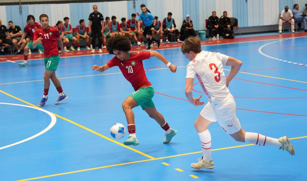 فاز المنتخب الوطني لكرة القدم داخل القاعة لأقل من 19 سنة، بنتيجة أربعة أهداف مقابل اثنين، في المباراة الودية التي جمعته مساء يومه الثلاثاء 6 ماي 2025 بالمنتخب الإسباني. وسجل أهداف المنتخب الوطني لكرة القدم داخل القاعة لأقل من 19 سنة، في مباراة اليوم التي أقيمت بقاعة ابن ياسين، بمدينة الرباط، كل من : سعد الجيراري ( هدفان)، ريان وزنين وحمزة الزخنيني. وستخوض النخبة الوطنية يوم غد الأربعاء مباراة ودية ثانية أمام المنتخب الإسباني بداية من الساعة السادسة مساء.