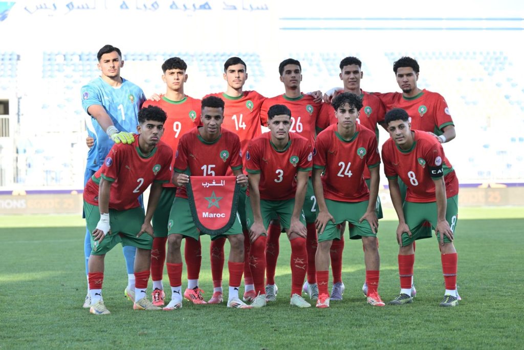 تعرف المنتخب الوطني المغربي لأقل من 20 سنة على خصمه في الدور ربع النهائي من كأس أمم إفريقيا للشباب، التي تحتضنها مصر إلى غاية 18 ماي الجاري. وسيواجه “أشبال الأطلس” منتخب سيراليون يوم الإثنين المقبل، في مباراة ستُجرى على أرضية ملعب 30 يونيو بالعاصمة القاهرة، انطلاقًا من الساعة السادسة مساء بالتوقيت المحلي (الرابعة عصرًا بتوقيت المغرب). ويأتي تأهل المنتخب المغربي بعد تصدره المجموعة الثانية برصيد سبع نقاط، حصدها من انتصارين وتعادل. أما منتخب سيراليون، فقد حلّ في المركز الثاني ضمن المجموعة الأولى، برصيد سبع نقاط، من أصل أربع مباريات، جمعها من فوزين وتعادل وهزيمة، ليضرب موعدًا مع المغرب في مواجهة مرتقبة ضمن ربع النهائي