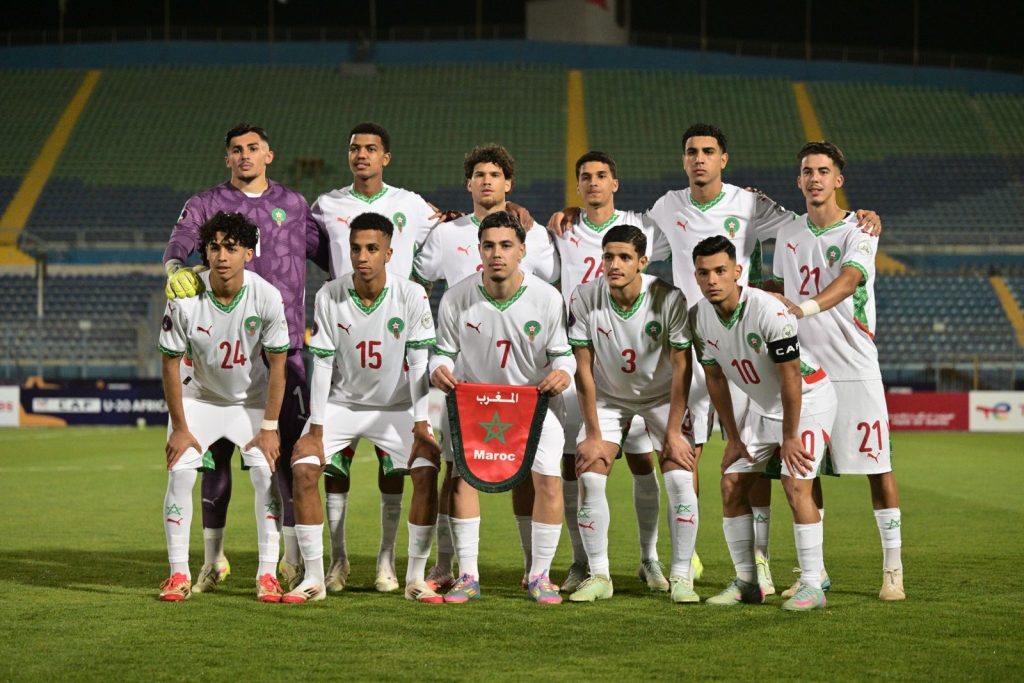 استهل المنتخب الوطني المغربي لأقل من 20 سنة مشاركته في نهائيات كأس إفريقيا للأمم بانتصار على نظيره الكيني بثلاثة أهداف مقابل هدفين، في اللقاء الذي جمع بينهما ضمن الجولة الأولى من منافسات المجموعة الثانية، على أرضية ملعب 30 يونيو بمصر التي تحتضن البطولة إلى غاية 18 ماي الجاري. وسجل أهداف المنتخب المغربي كل من محمد ياسر زابيري في الدقيقتين 45 و54، ورضا العلوي في الدقيقة 77. ويواجه “أشبال الأطلس” في اللقاء المقبل منتخب نيجيريا، الذي تفوق بدوره على تونس بهدف دون رد، وذلك يوم الأحد المقبل بداية من الساعة التاسعة ليلاً بالتوقيت المحلي (السابعة مساءً بالتوقيت المغربي).