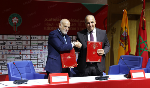  جرى، اليوم الاثنين بسلا، التوقيع على اتفاقية شراكة بين العصبة الوطنية لكرة القدم الاحترافية ورابطة الدوري الإسباني لكرة القدم "لا ليغا"، من أجل النهوض بكرة القدم المغربية وتطويرها بشكل مستدام.
