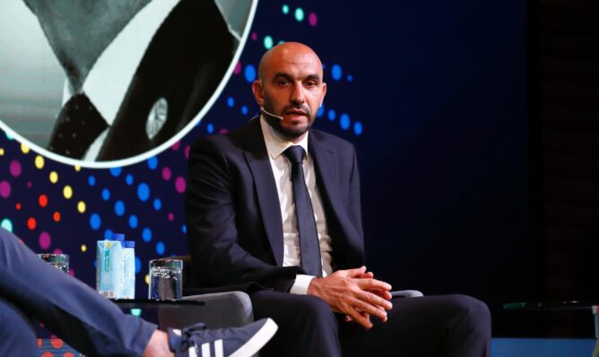 وليد الركراكي يشارك في مؤتمر للمدربين نظمه الاتحاد الملكي الإسباني لكرة القدم