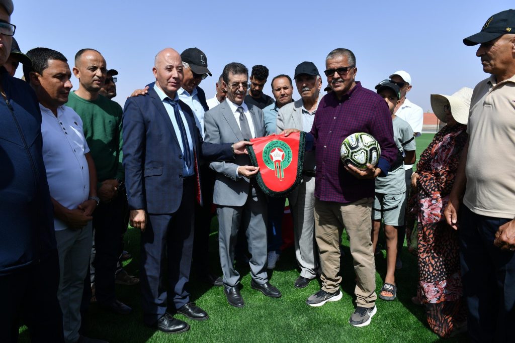 قامت الجامعة الملكية المغربية لكرة القدم، يوم الخميس 24 يوليوز 2025، بتسليم الملعب البلدي 20 غشت بجماعة الركادة أولاد جرار بإقليم تيزنيت، إلى جانب الملعب الجماعي دراركة بمدينة أكادير، إلى الأندية المحلية المعنية، وذلك بعد استكمال عملية تكسيتها بالعشب الاصطناعي من الجيل الجديد. وقد مثّل الجامعة الملكية المغربية لكرة القدم،خلال حفل تسليم هاتين المنشأتين الكرويتين السيد عبد المالك أبرون، رئيس لجنة البنيات التحتية وعضو المكتب المديري للجامعة الملكية المغربية لكرة القدم. ويأتي هذا التسليم في إطار البرنامج الذي أطلقته الجامعة الملكية المغربية لكرة القدم ، والذي يهدف إلى دعم وتعزيز البنيات التحتية الرياضية للأندية الوطنية، من خلال إعادة تأهيل وتجهيز عدد من الملاعب بالعشب الاصطناعي من النوع الجيد ، بما يسهم في تحسين ظروف الممارسة الكروية.