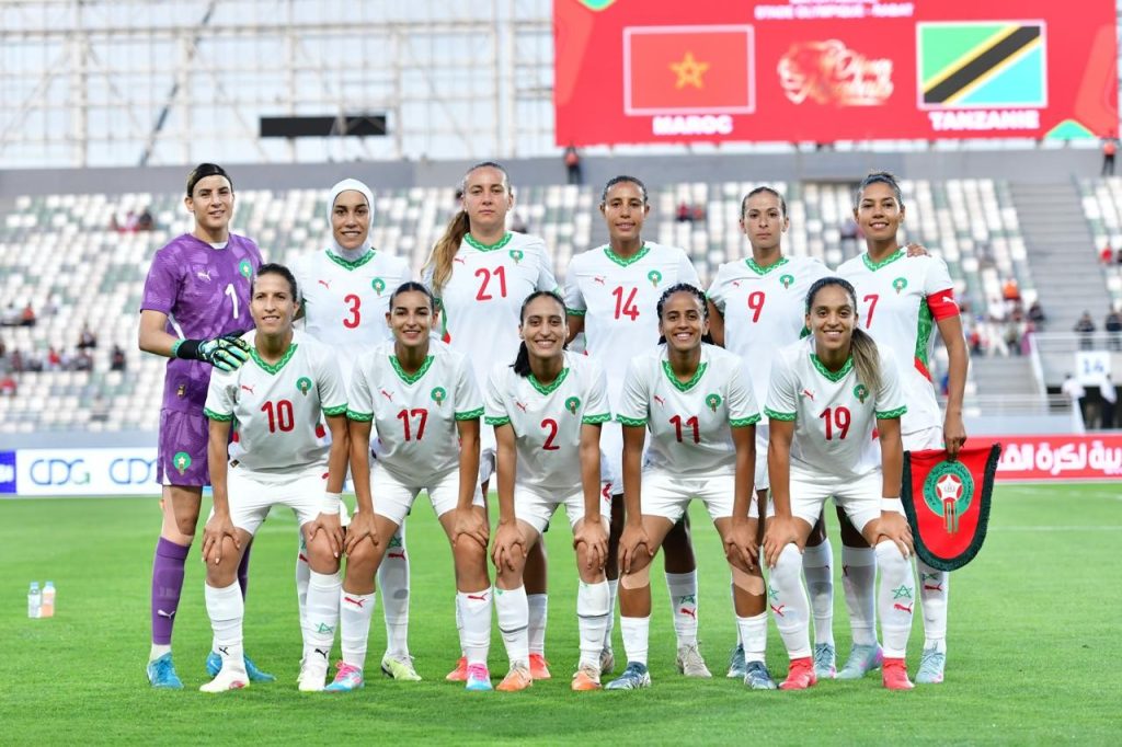 فاز المنتخب الوطني المغربي النسوي على نظيره التنزاني بنتيجة 4 أهداف دون رد، في المباراة الودية التي جمعتهما مساء السبت 28 يونيو 2025، على أرضية الملعب الأولمبي بمدينة الرباط. وجاءت أهداف النخبة الوطنية بتوقيع كل من:ابتسام الجريدي في الدقيقة 28 من ضربة جزاء، غزلان الشباك في الدقيقة 44، إيمان الغزواني في الدقيقة 68 ونجاة البدري في الدقيقة 75 وتندرج هذه المواجهة الودية في إطار الاستعدادات التي يخوضها المنتخب الوطني النسوي تحضيرًا لنهائيات كأس إفريقيا للأمم للسيدات 2025، التي ستُقام بالمغرب