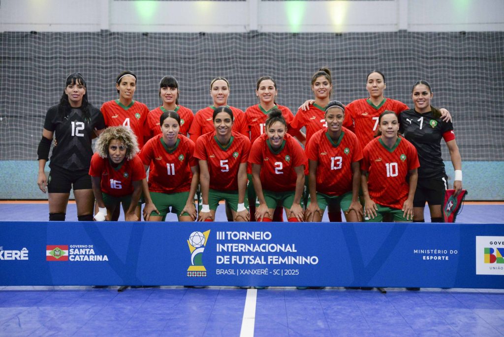 فاز المنتخب الوطني النسوي لكرة القدم داخل القاعة على نظيره الغواتيمالي بنتيجة ثلاثة أهداف مقابل هدفين (3-2)، في المباراة التي جمعت بينهما يومه الأحد 24 غشت 2025، لحساب مباراة الترتيب ضمن فعاليات الدوري الدولي المنظم بدولة البرازيل. وقد بصمت العناصر الوطنية على أداء قوي حيث تمكنت اللاعبة ملاك زايد كيلاني من تسجيل هدفين، فيما أضافت اللاعبة دريسية كريش الهدف الثالث. وتدخل هذه المشاركة الدولية في إطار البرنامج التحضيري للمنتخب الوطني النسوي لكرة القدم داخل القاعة، الذي يشرف عليه الناخب الوطني عادل السايح، استعداداً لخوض غمار نهائيات كأس العالم للفوتسال النسوية المقررة إقامتها بدولة الفلبين خلال الفترة المقبلة
