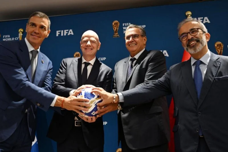 شارك رئيس الحكومة، عزيز أخنوش، اليوم الخميس بنيويوك، في اجتماع عقده الاتحاد الدولي لكرة القدم (فيفا) لمناقشة التحضيرات لكأس العالم لكرة القدم 2030، التي سينظمها بشكل مشترك المغرب وإسبانيا والبرتغال.