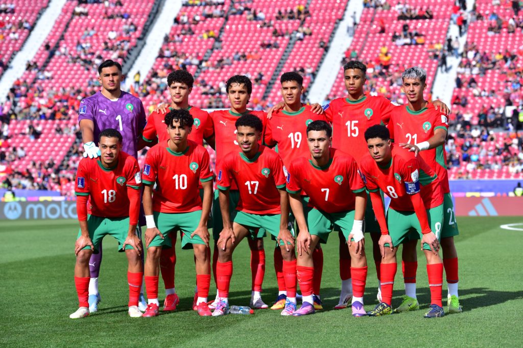 فاز المنتخب الوطني المغربي لأقل من 20 سنة بنتيجة هدفين دون رد، في المباراة التي جمعته يومه الأحد 28 شتنبر 2025 بالمنتخب الإسباني، على أرضية الملعب الوطني بمدينة سانتياغو، وذلك ضمن فعاليات اليوم الأول من المجموعة الثالثة في نهائيات كأس العالم التي تحتضنها الشيلي. وسجل هدف النخبة الوطنية الأول اللاعب ياسر زابيري في الدقيقة 53، قبل أن يضيف ياسين جاسيم الهدف الثاني في الدقيقة 58، ليؤمن بذلك فوزًا ثمينًا في بداية مشوار الأسود في هذه البطولة العالمية. وسيواجه المنتخب الوطني في الجولة الثانية نظيره البرازيلي، وذلك مساء يوم الأربعاء المقبل، ضمن منافسات نفس المجموعة