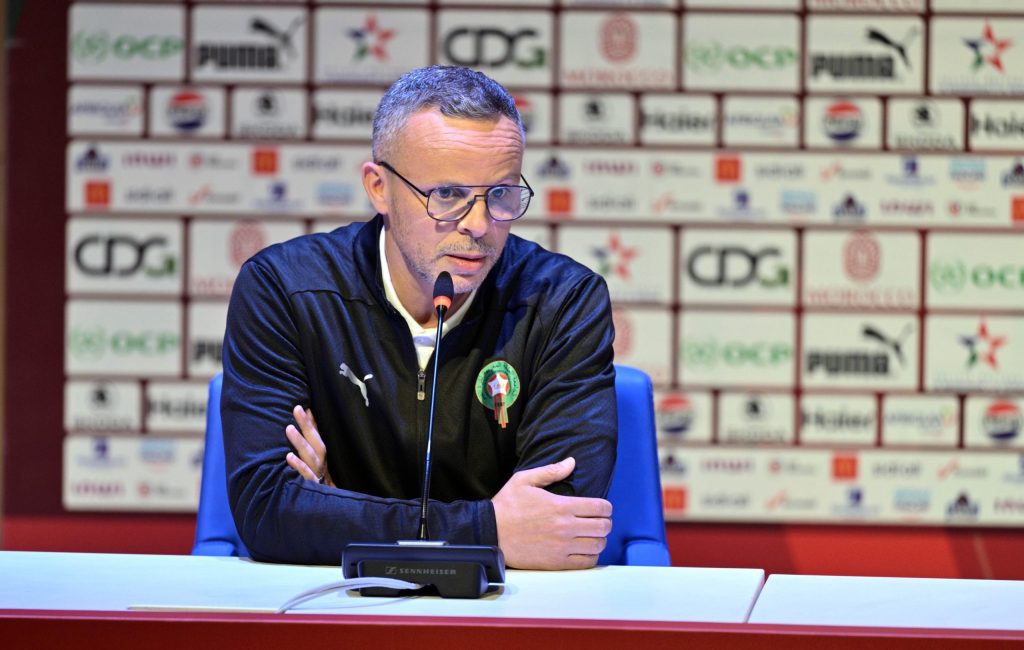 يعقد مدرب المنتخب الوطني