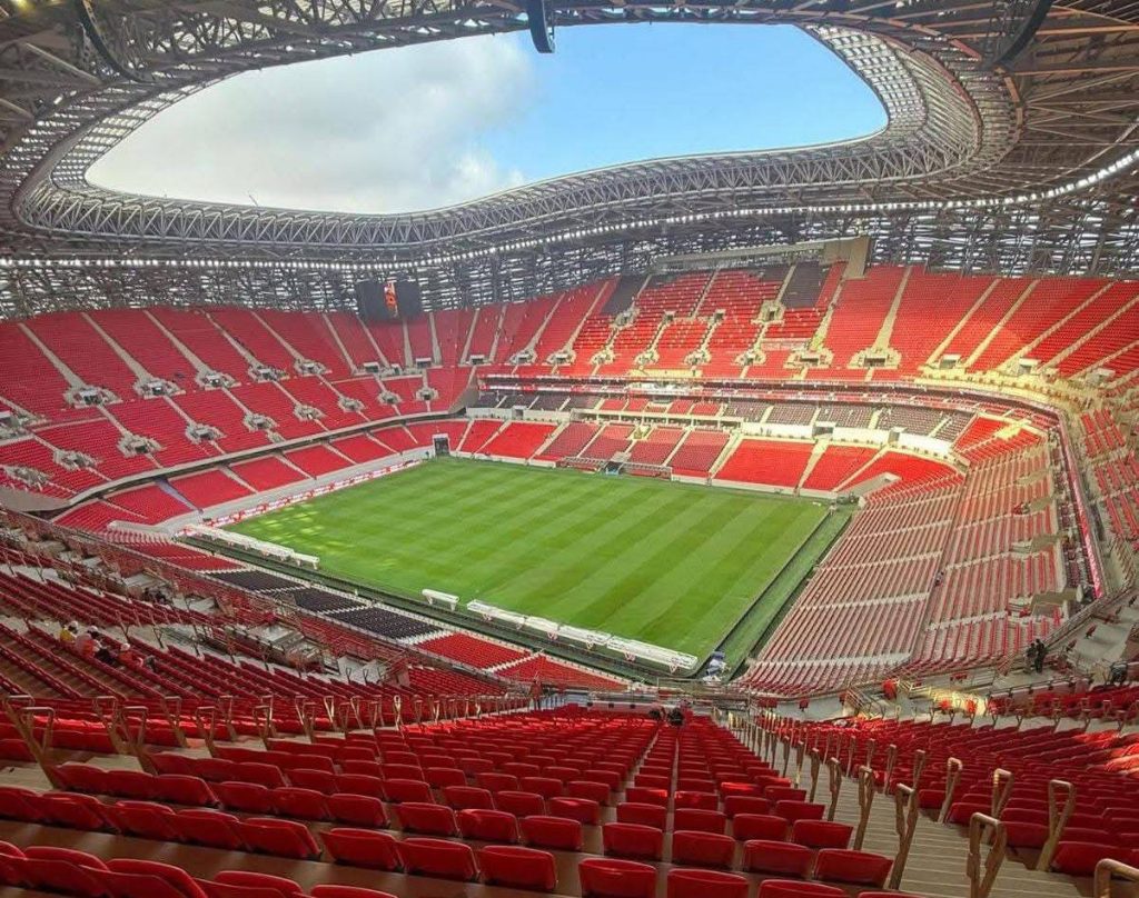 ملعب "الأمير مولاي عبد الله"، بنية رياضية رفيعة مطابقة لمعايير الاتحاد الدولي لكرة القدم (فيفا) 2030 (مؤطر)