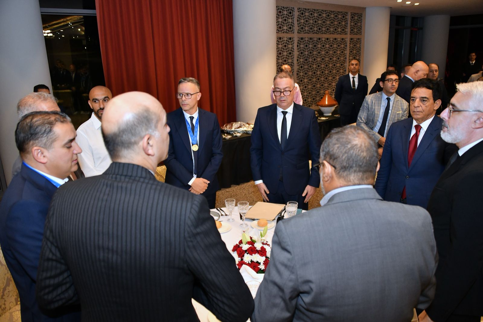 أقامت الجامعة الملكية المغربية لكرة القدم، يومه الأربعاء 22 أكتوبر 2025، حفلاً تكريميًا رسميًا على شرف المنتخب الوطني لأقل من 20 سنة، احتفاءً بتتويجه التاريخي بكأس العالم، عقب فوزه في المباراة النهائية على المنتخب الأرجنتيني بهدفين دون رد. واستُهل هذا الحفل الذي احتضنه مركب محمد السادس لكرة القدم، بتلاوة الرسالة الملكية السامية التي وجّهها صاحب الجلالة الملك محمد السادس نصره الله وأيّده إلى أعضاء المنتخب الوطني لأقل من 20 سنة، من طرف السيد فوزي لقجع، رئيس الجامعة الملكية المغربية لكرة القدم. ويُعد هذا الحفل تكريمًا مستحقًا لكافة مكونات المنتخب الوطني، من لاعبين وأطر تقنية وطبية وإدارية، اعترافًا بما بذلوه من مجهودات وتضحيات جسيمة طيلة مشوار البطولة الذي تُوِّج بهذا الإنجاز العالمي غير المسبوق