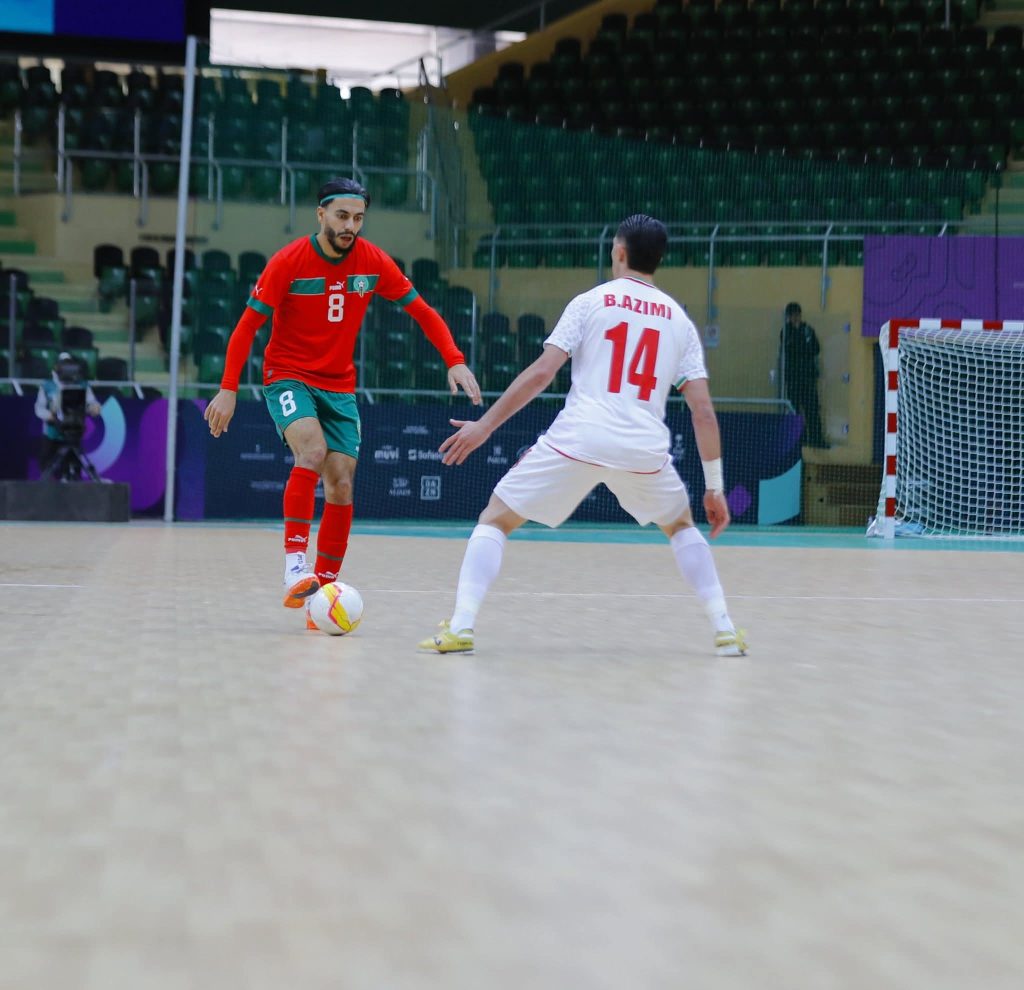 تعادل المنتخب الوطني لكرة القدم داخل القاعة مع نظيره الإيراني بنتيجة هدفين لمثلهما، في المباراة التي جمعت بينهما يومه الثلاثاء 4 نونبر 2025 بمدينة الرياض. وتندرج هذه المواجهة ضمن اليوم الأول من منافسات المجموعة الثانية لدورة ألعاب التضامن الإسلامي، التي تحتضنها المملكة العربية السعودية.