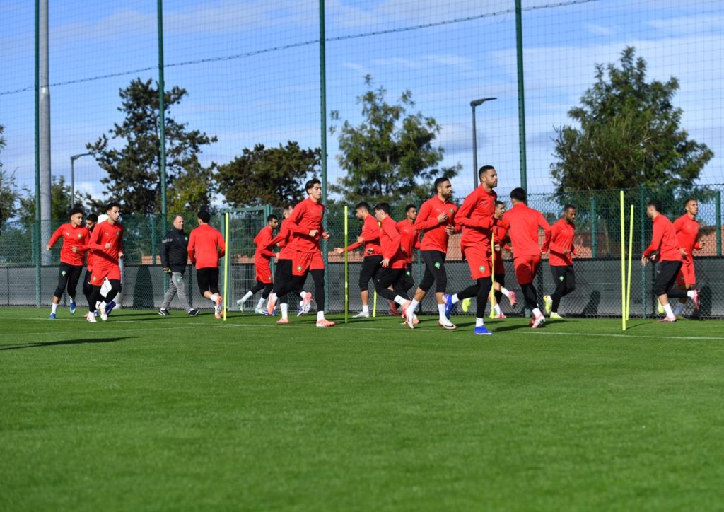 تتجه أنظار عشاق الساحرة المستديرة في المغرب وإفريقيا ،مساء غد الجمعة نحو ملعب الأمير مولاي عبد الله بالرباط، الذي سيحتضن قمة كروية ستجمع المنتخب الوطني المغربي بنظيره المالي برسم الجولة الثانية من مباريات المجموعة الأولى لمنافسات كأس إفريقيا للأمم (المغرب 2025)، حيث يطمح "أسود الاطلس" لحجز تذكرة العبور لدور الثمن مبكرا.