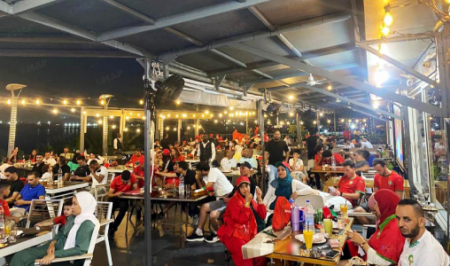 لا تزال تظاهرة كأس إفريقيا للأمم، التي تتواصل فعالياتها بالمغرب، بفضل جودة التنظيم والأجواء التي تشهدها ومظاهر الحميمية والترحاب التي تطبعها، تثير البهجة والتقدير لدى المغاربة المقيمين بكوت ديفوار، الذين لم يدخروا جهدا، كالعادة، للاحتفال بفرح وحماس بتأهل "أسود الأطلس" إلى الدور ثمن النهائي من هذه المسابقة القارية. ومنذ الساعات الأولى لصباح الاثنين، تركزت أنظار المشجعين المغاربة، مثل نظرائهم الإيفواريين، على المواجهة "الحاسمة" والمرتقبة بقوة بين "أسود الأطلس" ومنتخب زامبيا. وهي مباراة أثارت الكثير من النقاشات والتعليقات، مع إذكاء مزيد من الأمل والعزيمة. ولدى تذكرهم للدور الذي اضطلع به المنتخب المغربي في تأهل "فيلة كوت ديفوار" خلال آخر تظاهرة لكأس إفريقيا (2023)، التي استضافتها كوت ديفوار، لا يتردد العديد من سكان أبيدجان الأوفياء لمنتخبهم الوطني، وفي كل مرة سنحت الفرصة، في الإشادة بجودة اللعب والقتالية والروح الرياضية واللعب النظيف لـ "أسود أطلس"، فضلا عن الأداء الفردي لكل لاعب من المنتخب. كما أن واجب الاعتراف والامتنان، وكذا المودة والأخوة التي يشعرون بها تجاه الشعب المغربي دفع بالكثير منهم إلى الذهاب بشكل مكثف نحو الأماكن التي يتم فيها بث مباريات كأس إفريقيا للأمم، بهدف متابعة مباراة المغرب وزامبيا وتقديم دعمهم ومساندتهم لـ "أسود الأطلس". ولدى أفراد الجالية المغربية بكوت ديفوار، سادت أجواء الحماس، كالمعتاد، بشكل مبكر وحتى قبل الصافرة التي أعلنت بداية المباراة التي منحت الأفضلية للمنتخب الوطني. وهكذا، تمكن العديد من المغاربة، في أجواء احتفالية مليئة بالفرح والحميمية والمشاركة، كل بطريقته الخاصة، وتحت التصفيق والصيحات المتواصلة للحاضرين، من الاحتفاء وتكريم منتخب متماسك ومنظم جدا وعازم على عدم الاستسلام لمواصلة مسيرته بخطوات واثقة نحو النصر النهائي، مع قناعة متجددة بأن الأمة كلها معبأة من أجل المناسبة، وتستحق بالمقابل كل هذا القدر من الفرح والسعادة. وبعد تعادل مع مالي بنتيجة 1-1، قرر لاعبو المنتخب المغربي أن يأخذوا الأمر على محمل الجد بإقصاءهم للمنتخب الزامبي بعد نتيجة مستحقة 3-0، وأداء رائع نال إشادة قوية من طرف مشجعي "أسود أطلس" على الأراضي الإيفوارية، الذين شعروا بمزيد من الطمأنينة والتفاؤل للاستمرار معا في مسار العروض القوية والإنجازات الكبرى. من جانبهم، عبّر العدد من المغاربة المقيمين في كوت ديفوار عن عزمهم الاستجابة للنداء الوطني، كلما دعت الظروف ذلك، لدعم "أسود الأطلس"، منوهين بالاحترافية التي أظهرتها المملكة في ما يخص تنظيم واستضافة هذه المسابقة القارية. كما رحبوا بتأهل المنتخب الوطني للدور ثمن النهائي، معربين عن أملهم في استمرار هذا الأداء إلى غاية نيل اللقب القاري. وخلصوا إلى أن النجاح الباهر لتظاهرة كأس إفريقيا للأمم في المغرب ليس ثمرة صدفة بل هو تتويج لعمل كبير تم إنجازه، على الخصوص، بفضل القيادة المستنيرة لصاحب الجلالة الملك محمد السادس الذي جعل من كرة القدم رافعة للتنمية والازدهار.