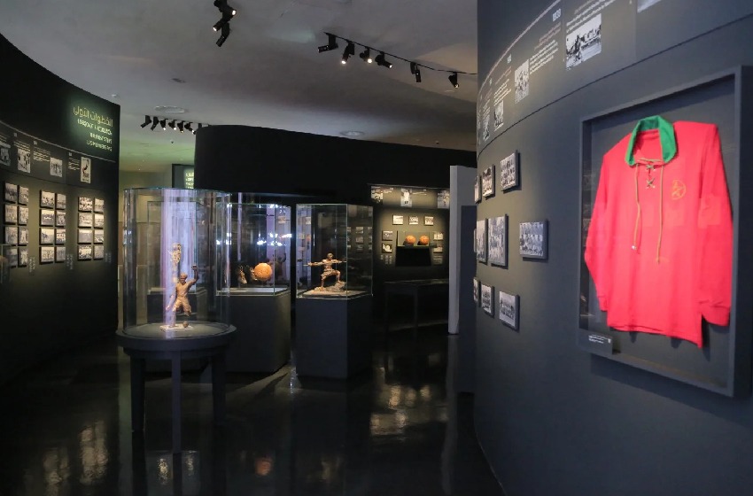 يشكل متحف كرة القدم المغربية ملاذا لذاكرة الرياضة الوطنية، حيث يبدو كل ركن فيه يروي ملاحم الكرة المغربية في أبهى تجلياتها.