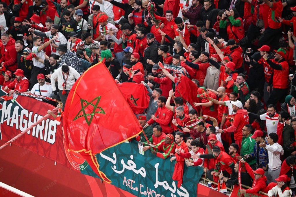 مع إطلاق الحكم صافرة النهاية معلنا تأهل المنتخب الوطني المغربي إلى نهائي كأس أمم إفريقيا (المغرب 2025)، إثر فوزه على نظيره النيجيري بالضربات الترجيحية (4-2)، عمت أجواء من الفرح والاعتزاز شوارع وأحياء الدار البيضاء وباقي أقاليم الجهة في موجة فرح عارمة.