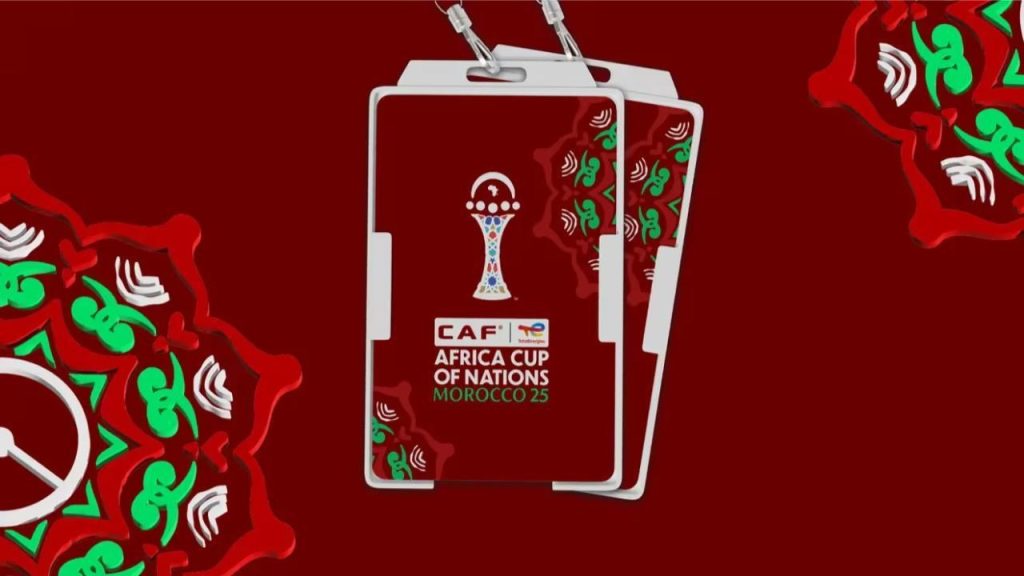 تواصل منافسات كأس إفريقيا للأمم، الجارية أطوارها بالمغرب إلى غاية 18 يناير الجاري، استقطاب زخم إعلامي دولي غير مسبوق، محطمة بذلك كل الأرقام القياسية، في دلالة واضحة على الاهتمام الكبير الذي تحظى به هذه التظاهرة القارية، وعلى جاذبيتها المتنامية على الصعيد العالمي. فقد توصلت الكونفدرالية الإفريقية لكرة القدم "كاف" بما لا يقل عن 5400 طلب اعتماد إعلامي من مختلف أنحاء العالم، وهو رقم يعكس حجم الاهتمام الدولي الكبير بهذه التظاهرة الرياضية، ويبرز في الآن ذاته الرهان الإعلامي الذي تمثله هذه النسخة المنظمة بالمغرب. وأمام هذا الإقبال، وحرصا على تمكين أكبر عدد ممكن من الصحفيين وممثلي وسائل الإعلام من تغطية منافسات البطولة، اضطرت الـ"كاف" إلى تمديد فترة الاعتمادات، وهو ما يعكس الاهتمام العالمي المتزايد بنسخة تعد من بين الأكثر ترقبا في تاريخ كرة القدم الإفريقية. وفي هذا السياق، جددت الكونفدرالية الافريقية لكرة القدم، واللجنة المنظمة المحلية لكأس إفريقيا للأمم، التزامهما بتوفير خدمات ومواكبة من أعلى مستوى لفائدة وسائل الإعلام المعتمدة لتغطية كأس إفريقيا للأمم (المغرب 2025). وبالإضافة إلى 3800 صحفي يغطون أطوار هذه النسخة الـ 35 من قلب الملاعب المغربية، ضمنت البطولة بثا عالميا واسعا عبر قنوات من مختلف بقاع العالم، من بينها قناة "Channel 4"، التي أبرمت اتفاقا مع الهيئة الوصية على كرة القدم الإفريقية لبث جميع مباريات كأس إفريقيا للأمم لأول مرة في المملكة المتحدة. وإلى جانب البث في 54 دولة إفريقية، ستمكن 30 دولة أوروبية جماهيرها من متابعة البطولة، في "سابقة من نوعها"، وفق ما أكده الكاتب العام "للكاف" فيرون موسينغو-أومبا، خلال ندوة صحفية عقدها مؤخرا بالرباط لاستعراض آخر الاستعدادات التي قام بها المغرب لاحتضان هذا الحدث، مشيرا إلى أن الـ "كاف" توصلت بما يقارب 1000 طلب لحقوق البث التلفزي. وأوضح المسؤول الكروي الإفريقي أن الزخم الإعلامي، لاسيما على مستوى القنوات التلفزيونية "غير مسبوق"، مع بث المباريات في ما يقارب 200 اتحاد من أصل 211 اتحادا منضويا تحت لواء الاتحاد الدولي لكرة القدم. وفي تصريح لوكالة المغرب العربي للأنباء، أكد الصحفي الفرنسي-المغربي، سعيد أمداع أن "الاهتمام الإعلامي بهذه النسخة من البطولة مذهل"، مضيفا أنه لم يسبق له أن شاهد بطولة تحظى بهذا العدد الكبير من الصحفيين، رغم أنه يغطي دوري أبطال أوروبا بانتظام إلى جانب عدة مسابقات دولية أخرى. وأوضح أنه "في ظل ظروف عمل مثالية للإعلاميين وبنيات تحتية عالية الجودة للمنتخبات، أعتقد أننا نشهد أفضل نسخة من كأس إفريقيا للأمم". من جهته، سجل الصحفي الكاميروني، هوبرت ميشال كاميني، أن هذه النسخة الكبرى من كأس إفريقيا للأمم ستكون دون شك الأفضل في تاريخ المسابقة، وهو ما يفسر الإقبال الإعلامي الواسع من قبل وسائل الإعلام الدولية، والعدد الكبير من الصحفيين الذين حلوا بالمغرب لتغطيتها. وأكد أن المغرب سخر إمكانات كبيرة لتمكين الصحفيين من أداء مهامهم في أفضل الظروف، سواء من حيث البنيات التحتية أو التجهيزات، مضيفا أن أصداء الصحفيين الرياضيين الحاضرين تؤكد أنها أضخم نسخة من حيث التغطية الإعلامية. والواقع أن النسخة الـ 35 من كأس إفريقيا للأمم، التي يستضيفها المغرب حاليا، تعد محطة مفصلية في تاريخ التظاهرات الرياضية القارية، إذ لا يقتصر هذا الاستثناء على النجاح الرياضي فحسب، بل يشمل أيضا الجاهزية اللوجستية، وجودة البنية التحتية، وسلاسة التنقل، وقدرة المدن المستضيفة على تدبير تدفق جماهيري وإعلامي فاق كل التوقعات. (ومع: 02 يناير2025)