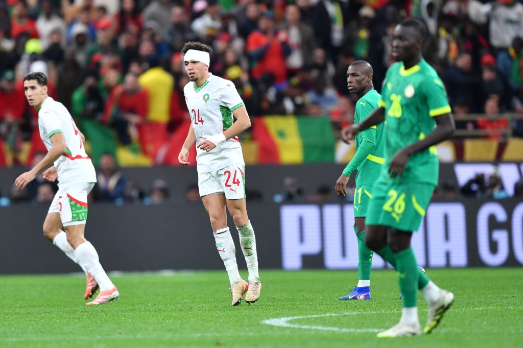 أكدت صحيفة (ماركا) الإسبانية أن إعلان لجنة استئناف العقوبات التابعة للكونفدرالية الإفريقية لكرة القدم (كاف) المغرب فائزا بنسخة كأس إفريقيا للأمم 2025، يحترم "بشكل كامل" المقتضيات المعمول بها. وأوضحت الصحيفة الإسبانية أن الهيئات المشرفة على كرة القدم الإفريقية حسمت لصالح الطعن الذي تقدمت به الجامعة الملكية المغربية لكرة القدم، عقب انسحاب لاعبي المنتخب السنغالي خلال المباراة النهائية. وأضافت ماركا أن "الكاف" اعتبرت، في تحول لافت، أن الانسحاب من أرضية الملعب، يشكل خرقا لقوانين المنافسة، مبرزة أن هذا القرار "مبرر ومقبول بشكل تام". كما أبرزت اليومية الإسبانية أن الطعن الذي تقدمت به الجامعة الملكية المغربية لكرة القدم "مستوف لكافة الشروط القانونية وتم قبوله"، مما يعزز موقف الهيئة الكروية المغربية. وكانت لجنة الاستئناف التابعة للكاف قد قررت، تطبيقا للمادة 84 من نظام كأس الأمم الإفريقية، اعتبار منتخب السنغال منهزما في المباراة النهائية برسم منافسات الكان (المغرب 2025)، واعتماد نتيجة (3-0) لصالح المنتخب المغربي.