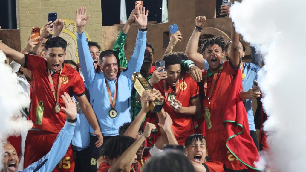 فريق الأكاديمية يتوج باللقب بفضل تألق