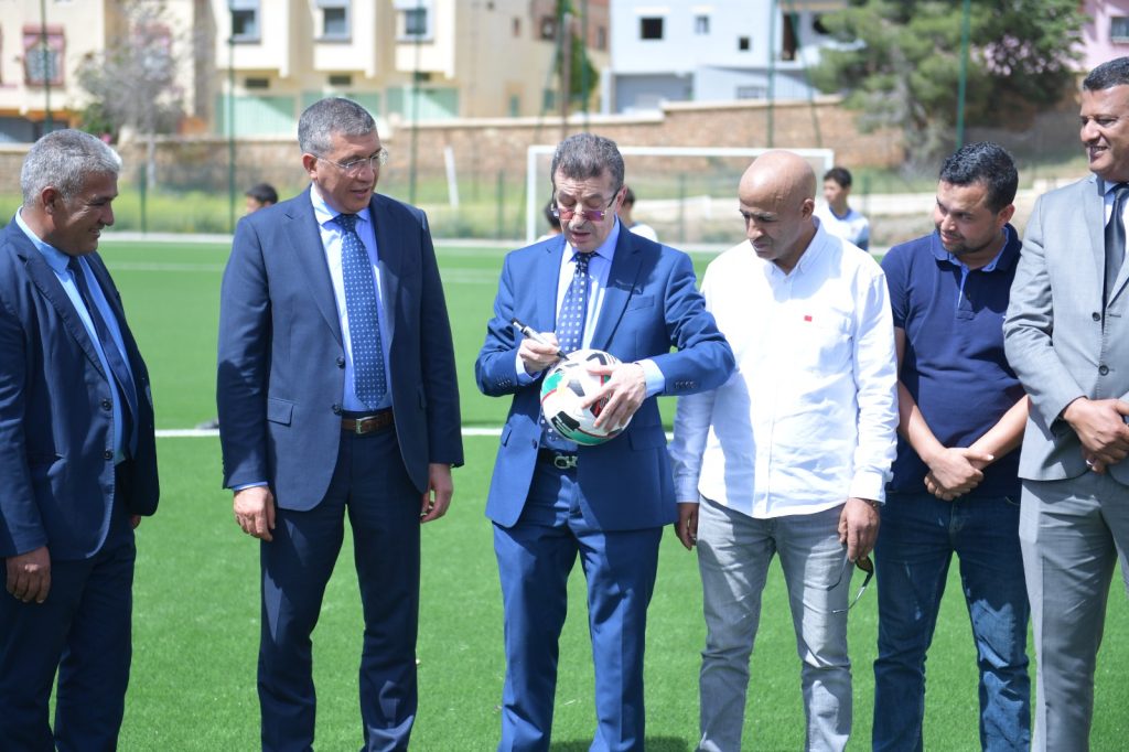 سلمت الجامعة الملكية المغربية لكرة القدم، يومه الأربعاء 20 ماي 2026، الملعب البلدي بمدينة بولمان إلى أندية المنطقة، بعد الانتهاء من أشغال إعادة تهيئته وتكسية أرضيته بالعشب الاصطناعي من الجيل الجديد.