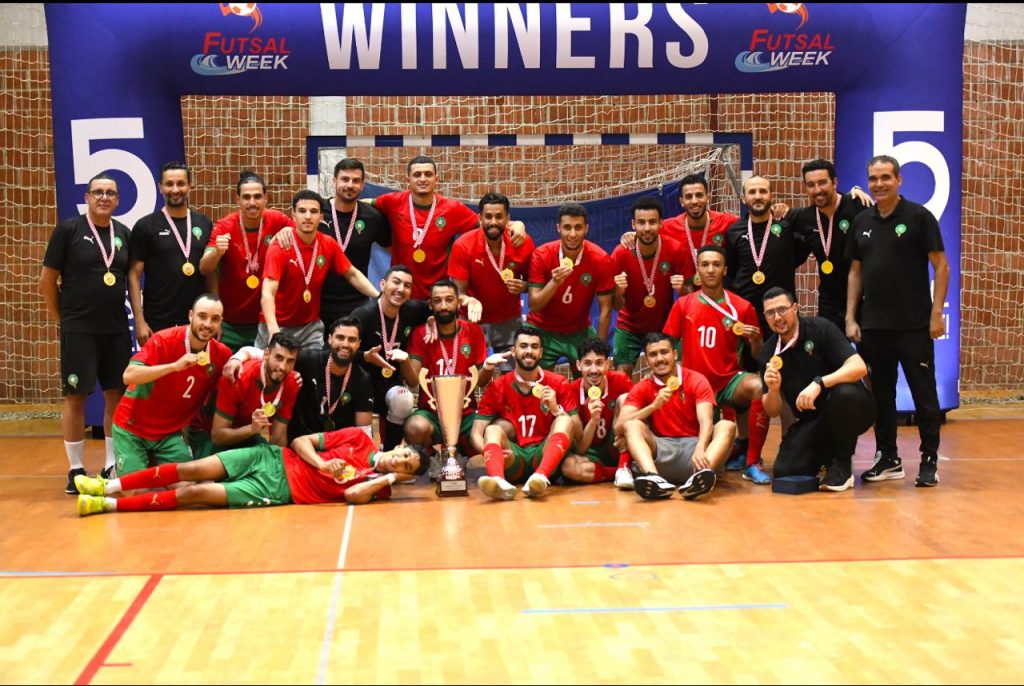 تُوِّج المنتخب الوطني لكرة القدم داخل القاعة بلقب الدوري الدولي “ويك”، الذي احتضنته كرواتيا، وذلك عقب فوزه  على المنتخب الصربي بنتيجة خمسة أهداف مقابل هدف واحد، في المباراة الاختتامية لهذه البطولة الدولية التي أُجريت يومه الأحد 21 يونيو 2026.