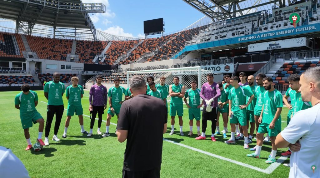 أجرى المنتخب الوطني المغربي لكرة القدم، اليوم الخميس بهيوستن، حصته التدريبية الثانية بصفوف مكتملة، استعدادا لمواجهة نظيره الكندي يوم السبت المقبل بملعب "هيوستن"، برسم ثمن نهائي كأس العالم 2026، وذلك في أجواء اتسمت بالهدوء والثقة والعزيمة القوية.